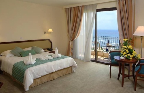 Geroskipou Appartement | R 1140 Theo’s Standard Sea View With full Board, Private Balcony & Safe Deposit Box