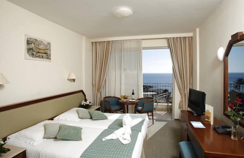 Geroskipou Appartement | R 1140 Theo’s Standard Sea View With full Board, Private Balcony & Safe Deposit Box