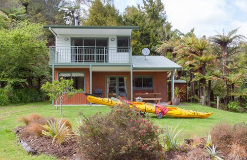 Rotoma Maison | R and R Lake House - Lake Rotoehu Holiday Home, LAKE ROTOEHU