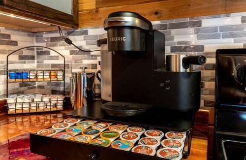 Paradise Estates Cabine | R&R Creekside Cabin -Hot Tub, AC, near Mt Rainier! Ashford, WA