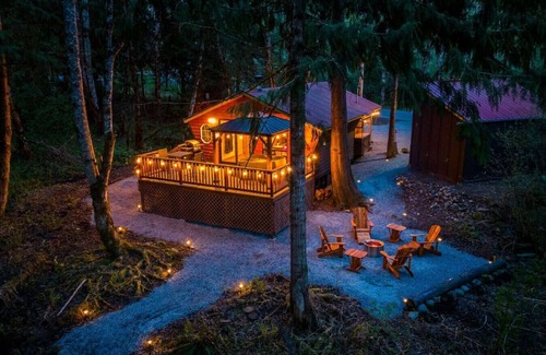 Paradise Estates Cabine | R&R Creekside Cabin -Hot Tub, AC, near Mt Rainier! Ashford, WA