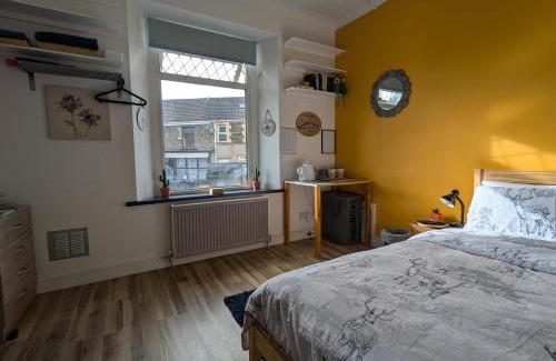 Cwmbrwla Lit Et Petit-Déjeuner | R1 - Bright Quiet Double - City & Beach Access, WIFI, Free Parking - Self Catering