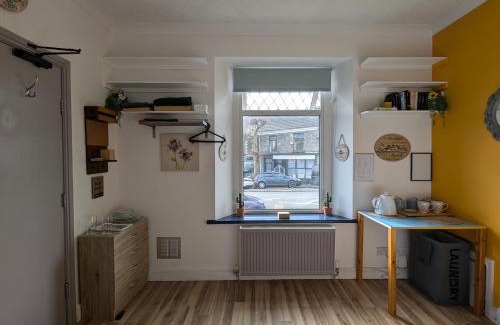Cwmbrwla Lit Et Petit-Déjeuner | R1 - Bright Quiet Double - City & Beach Access, WIFI, Free Parking - Self Catering