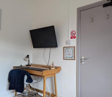 Cwmbrwla Lit Et Petit-Déjeuner | R1 - Bright Quiet Double - City & Beach Access, WIFI, Free Parking - Self Catering