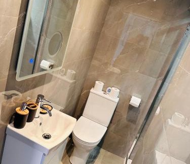 Selly Oak Maison | R1 - Newly renovated Private Self contained Room in Selly Oak Birmingham with bathroom shared between two rooms