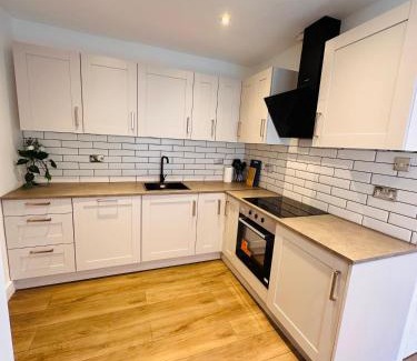 Selly Oak Maison | R1 - Newly renovated Private Self contained Room in Selly Oak Birmingham with bathroom shared between two rooms