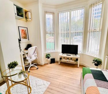 Birmingham Maison | R1 - Stylish Private Room opposite Queen Elizabeth Hospital - Harborne Birmingham