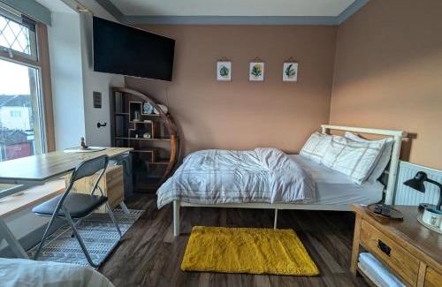 Cwmbrwla Maison | R5 - Triple Room Retreat - City & Beach Access, WIFI, Free Parking - Self Catering