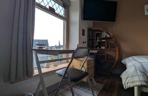 Cwmbrwla Maison | R5 - Triple Room Retreat - City & Beach Access, WIFI, Free Parking - Self Catering