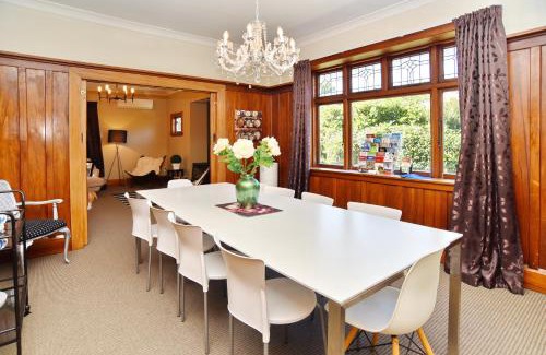 Christchurch Maison | Racecourse Villa - Classic 1935 Charm & Space