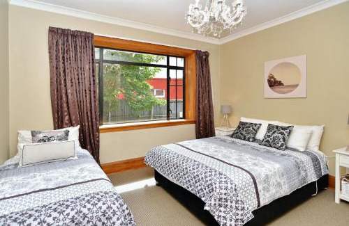 Christchurch Maison | Racecourse Villa - Classic 1935 Charm & Space