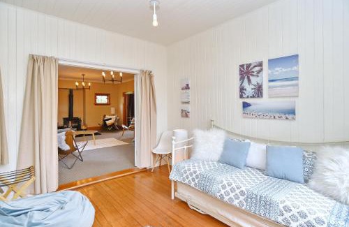 Christchurch Maison | Racecourse Villa - Classic 1935 Charm & Space