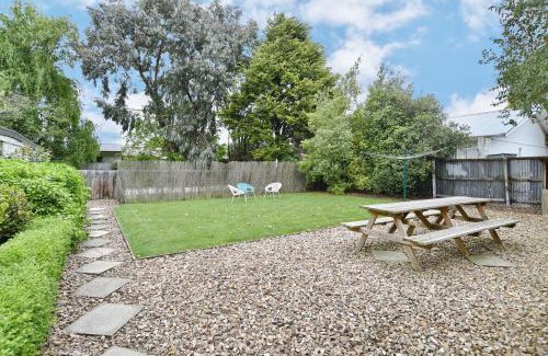 Christchurch Maison | Racecourse Villa - Classic 1935 Charm & Space