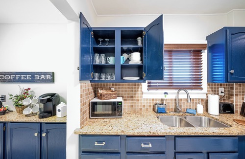 Toledo Maison | Rachel's Hideaway, 3 brm, king, kitchen, big yard, ample parking, laundry.