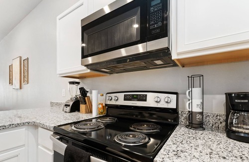 Lubbock Maison | RaiderBNB- Centrally Located! NEAR TTU w/ Garage Parking