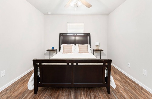 Lubbock Maison | RaiderBNB- Centrally Located! NEAR TTU w/ Garage Parking