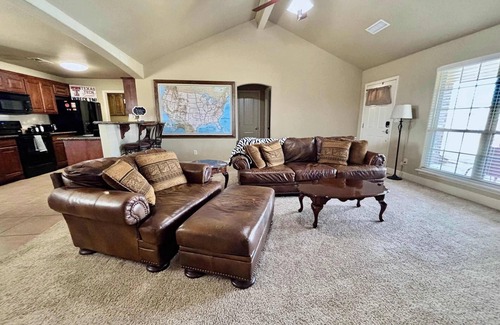 North by Northwest Maison | Raiderland Rest Stop - 3BR/2BA - Close to Campus