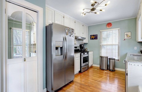Terrell Heights Maison | Rainbow Casas - Vibrant Primary Casa and Casita with Pool