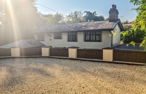 Aughton Maison | Rainbow Cottage, A Detached House with Hot Tub and private parking