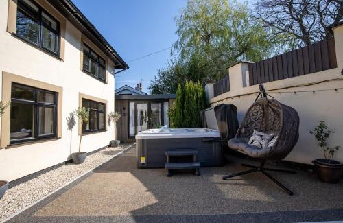 Aughton Maison | Rainbow Cottage, A Detached House with Hot Tub and private parking