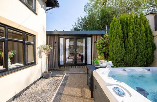 Aughton Maison | Rainbow Cottage, A Detached House with Hot Tub and private parking