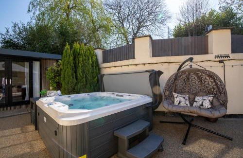 Aughton Maison | Rainbow Cottage, A Detached House with Hot Tub and private parking