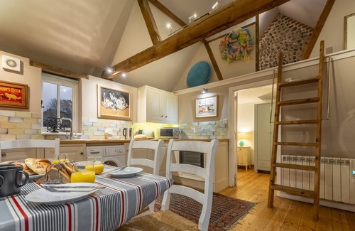 Roughton Appartement | Rainbow cottage is a beautiful semi-detached barn conversion which retains all its original characte
