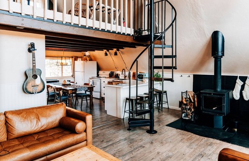 Spring Valley Cabine | Rainbow Trail //A-frame