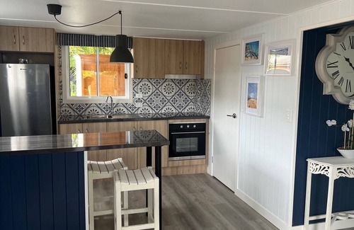 Redcliffe Appartement | Rainbows End Guesthouse - 5 mins from the beach, restaurants and shops.