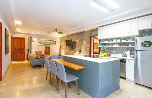 Quepos Maison | Rainforest Gem 2BR Aracari Villa with Private Pool AC Wi-Fi