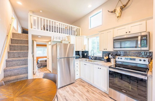 Forks Maison | Rainforest Tiny Home Retreat Industrial #26