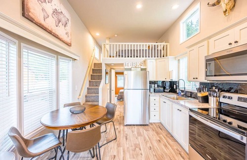 Forks Maison | Rainforest Tiny Home Retreat Industrial #26