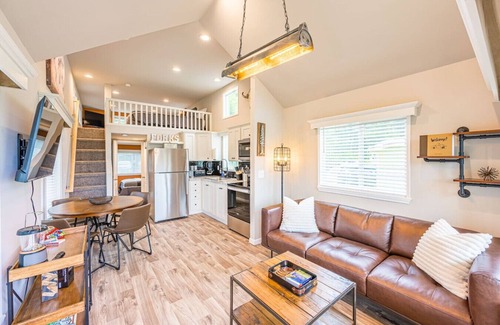 Forks Maison | Rainforest Tiny Home Retreat Industrial #26