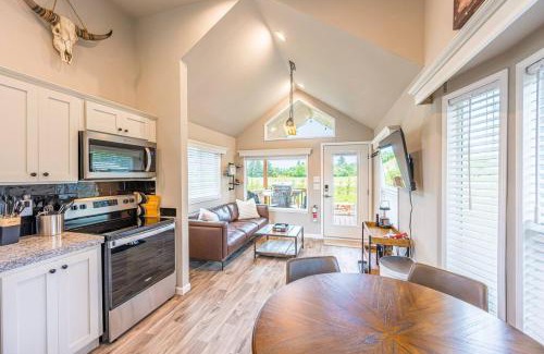 Forks Appartement | Rainforest Tiny Home Retreat Industrial 26