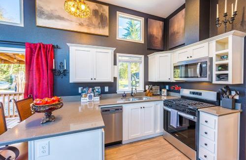 Forks Maison | Rainforest Tiny Home Retreat Twilight Edition #23