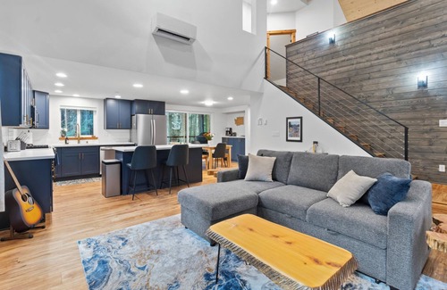 Ashford Cabine | Rainier's Newest Luxury Chalet w/ Hot Tub-AC-WiFi