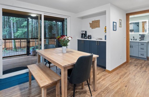 Ashford Cabine | Rainier's Newest Luxury Chalet w/ Hot Tub-AC-WiFi