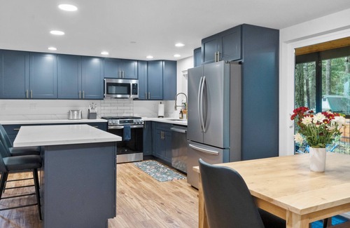 Ashford Cabine | Rainier's Newest Luxury Chalet w/ Hot Tub-AC-WiFi