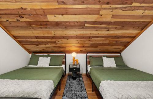 Paradise Estates Maison | Rainier XL Chalet EV-Hot Tub-Game Room-Guest Suite