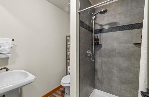 Paradise Estates Maison | Rainier XL Chalet EV-Hot Tub-Game Room-Guest Suite