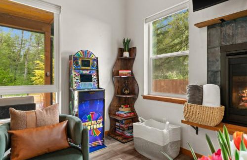 Paradise Estates Maison | Rainier XL Chalet EV-Hot Tub-Game Room-Guest Suite