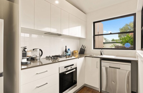 Ocean Shores Maison | RAJAH 1 - Lovely Townhouse close to beach & shops