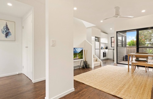 Ocean Shores Maison | RAJAH 1 - Lovely Townhouse close to beach & shops