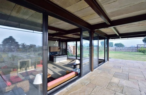 Behror Autre | RajNikas Farm- Charming 2 BR Pet friendly Glass house farm with private pool