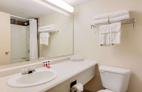 North Bay Hôtel | Ramada by Wyndham Pinewood Park Resort North Bay