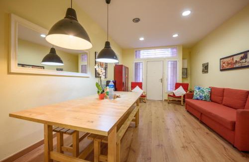 El Poble-sec Appartement | RamblasRentals Chic & Spacious Flat Pool Table 15M Ramblas - Parking - Wifi