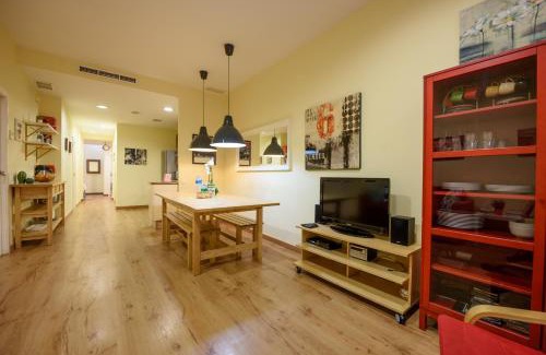 El Poble-sec Appartement | RamblasRentals Chic & Spacious Flat Pool Table 15M Ramblas - Parking - Wifi