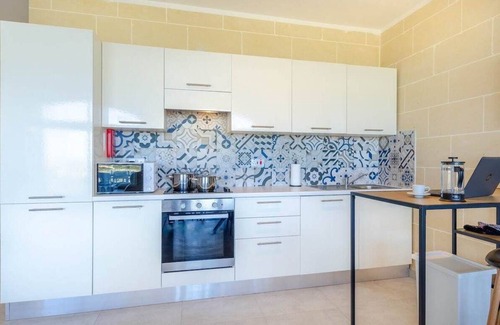 Ggantija Appartement | Ramla views retreat: Hot Tub, pool, 2 min to beach