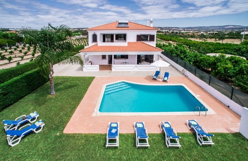 Vale de Carro Villa | Ramos - Comfortable villa in Olhos de Agua with private pool and big garden