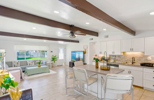 La Presa Maison | Ranch 3-Bedroom House w Gated Yard, Garage, Crib